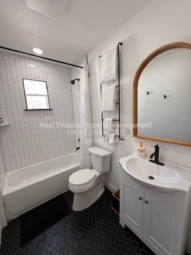 Bright and Spacious 2-Bedroom Upstairs Duplex in Riverside! property image