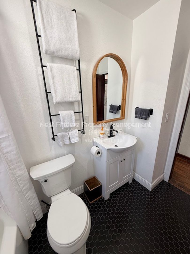 Bright and Spacious 2-Bedroom Upstairs Duplex in Riverside! property image