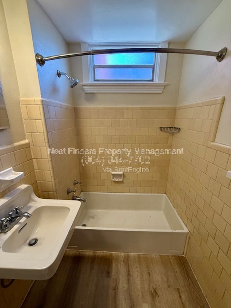 Charming two-bedroom, one-bathroom duplex for rent in the heart of Riverside. T property image