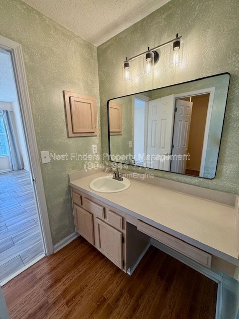 Modern Southside Gem: 3BR + Den with Stunning Lake Views & Quartz Kitchen property image