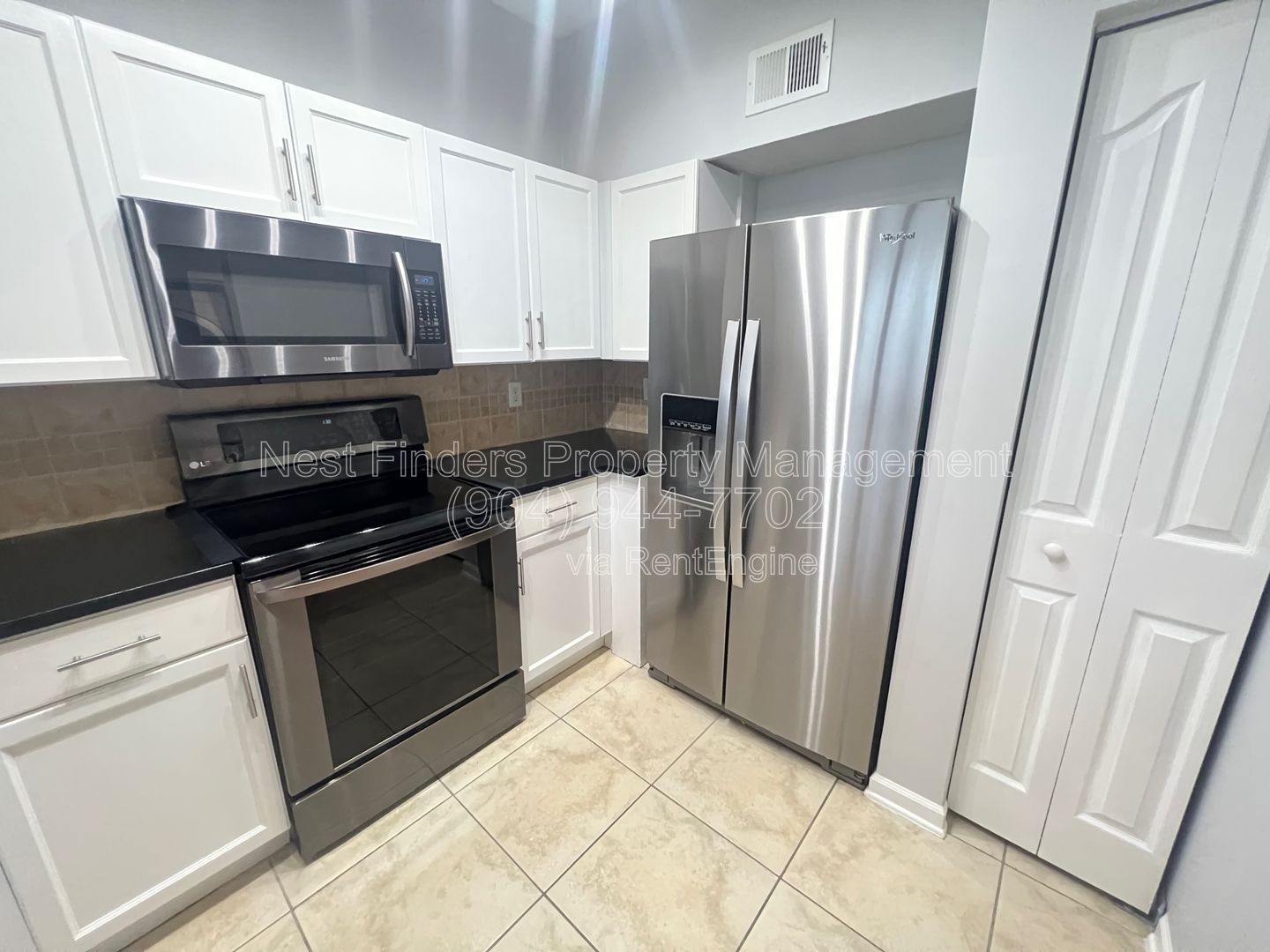 Beautiful and spacious 1 bedroom, 1 bathroom in the heart of the St Johns Town Center in Esplanade! property image