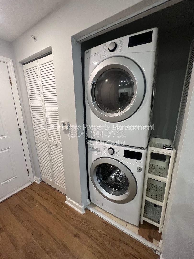 Beautiful and spacious 1 bedroom, 1 bathroom in the heart of the St Johns Town Center in Esplanade! property image