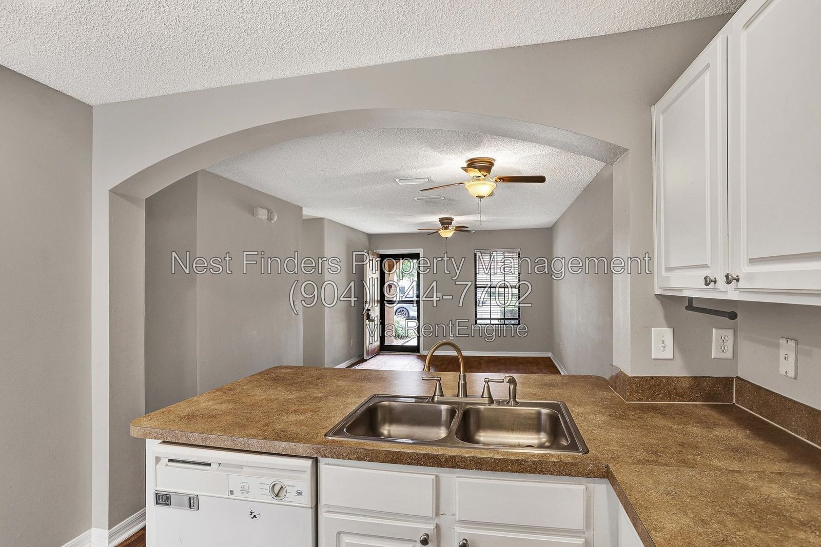 Beautiful townhome with laminate wood throughout! property image