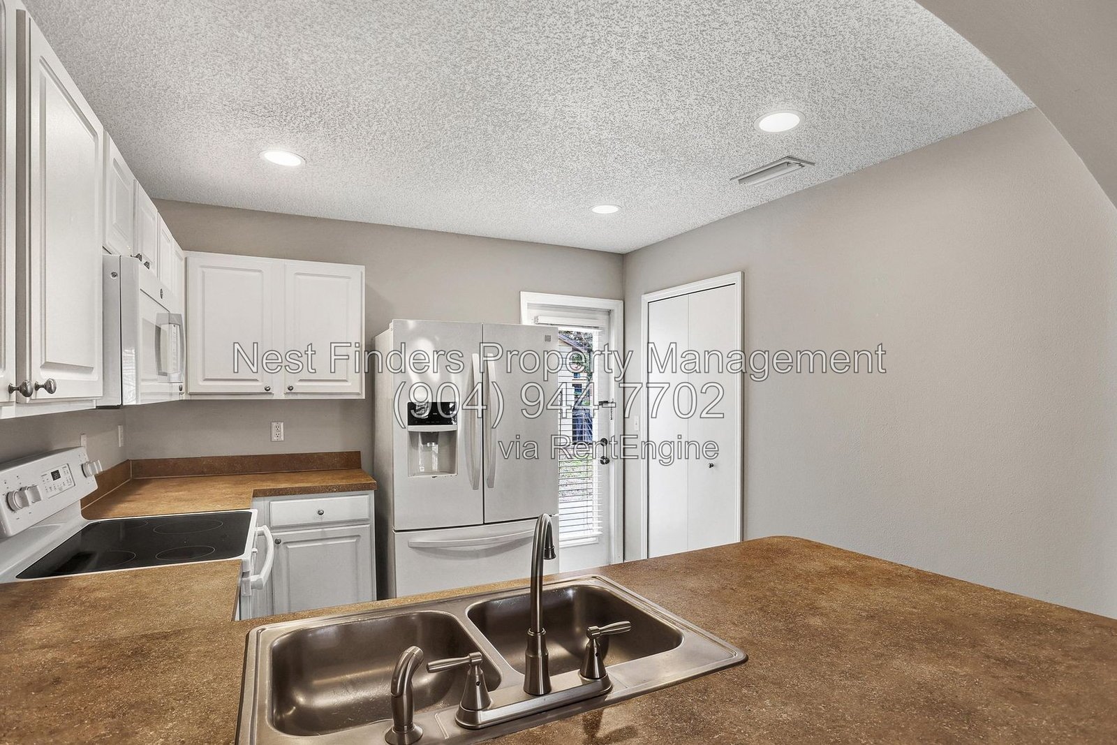 Beautiful townhome with laminate wood throughout! property image