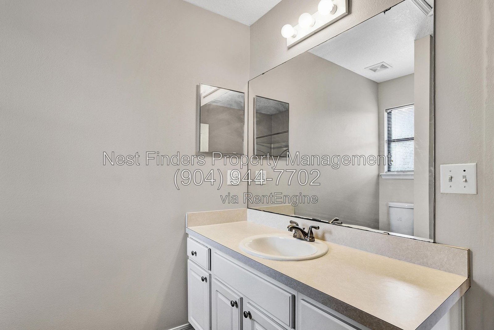 Beautiful townhome with laminate wood throughout! property image